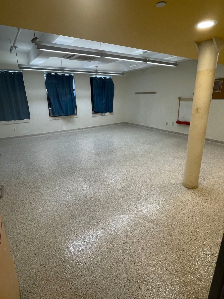 Flake system floor by Deon Epoxy