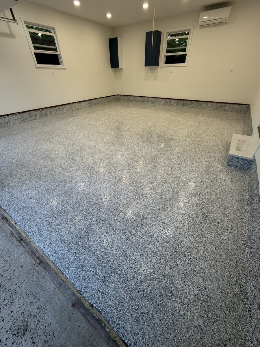 Flake system floor by Deon Epoxy